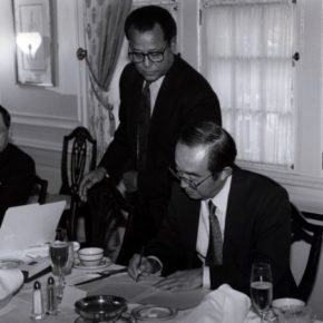 Yasuo Ikeshiro, deputy managing editor of the Hokkaido Shimbun and William A. Hilliard, editor of The Oregonian, sign a sister newspaper agreement in 1992. (Oregonian)